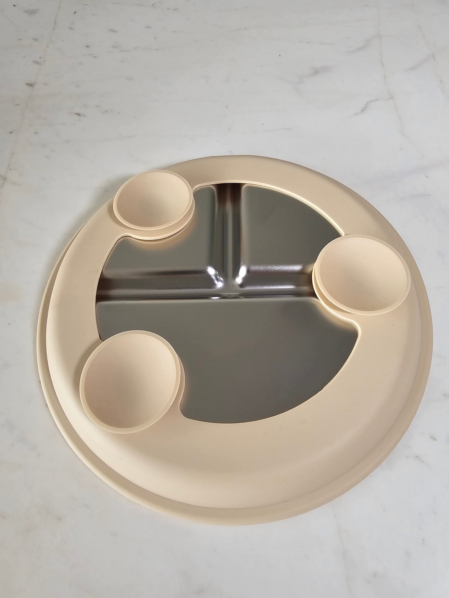 Plato de acero inoxidable y silicona Beige
