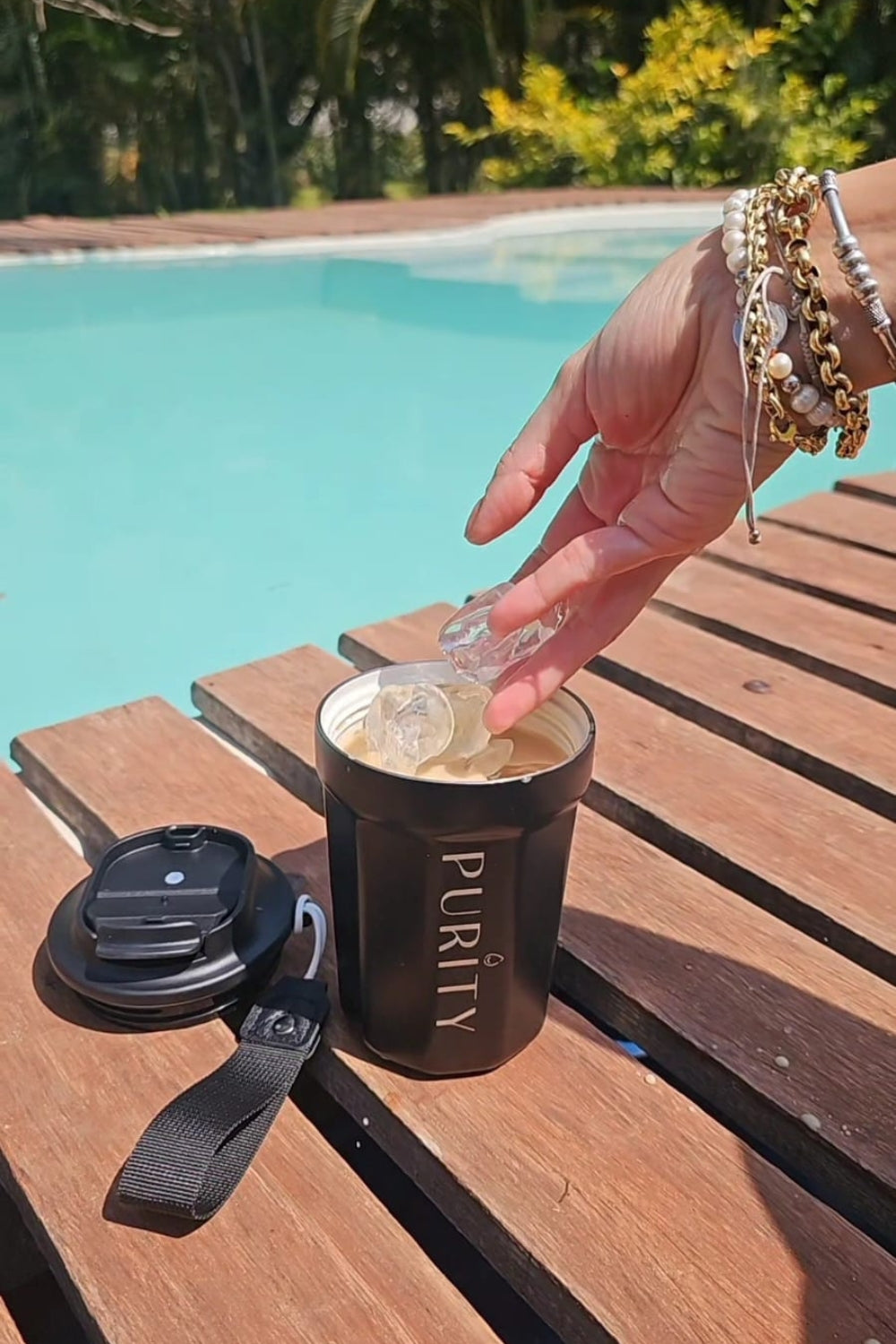 Una mujer sirve hielos en una taza de café ceramic negro
