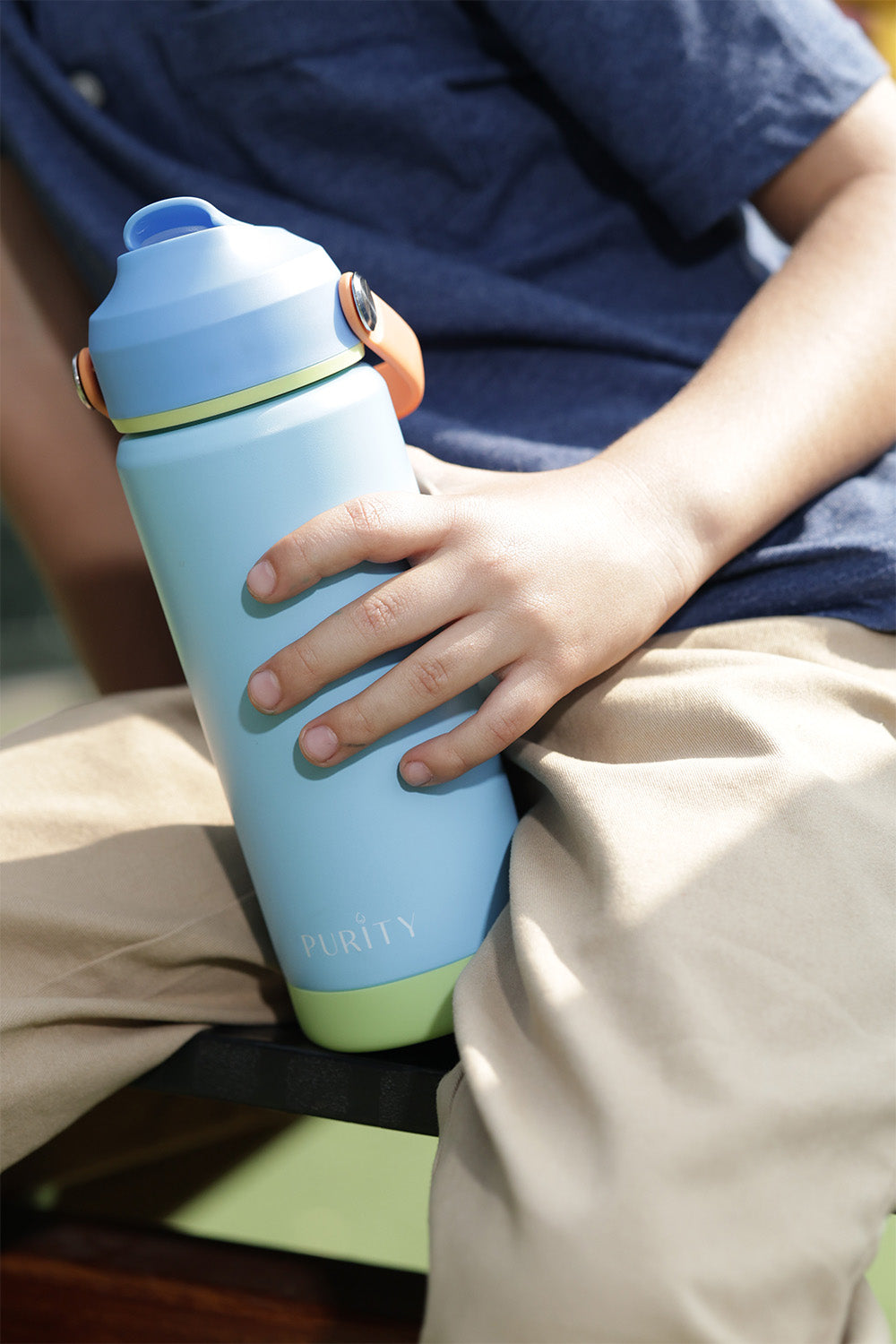 Niño sujeta un tomatodo Sky.
