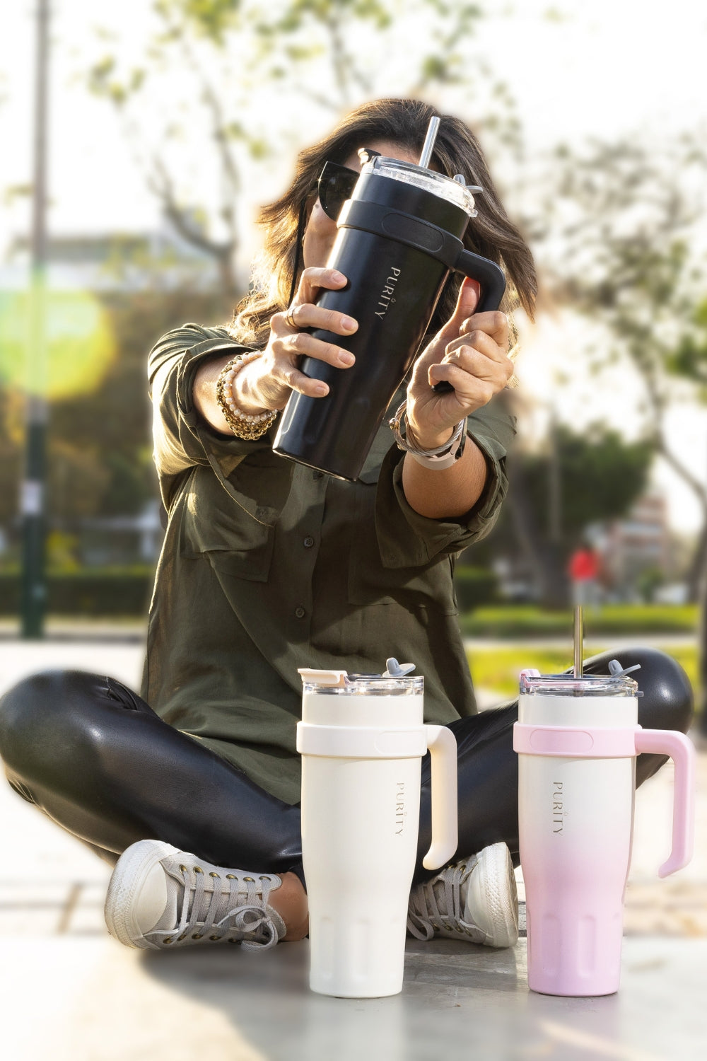 Una mujer sostiene un tumbler go color negro