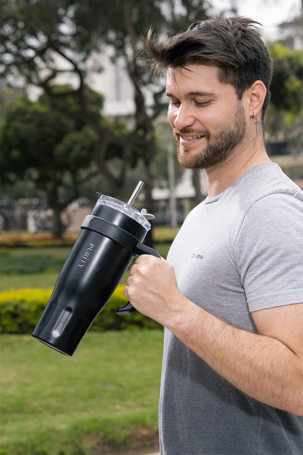 Un hombre sujeta un tumbler go color negro.